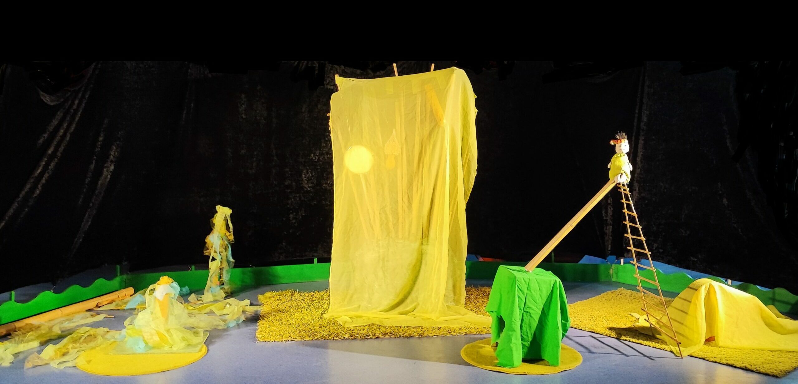 Scène entière de début de spectacle Le spectacle - scène