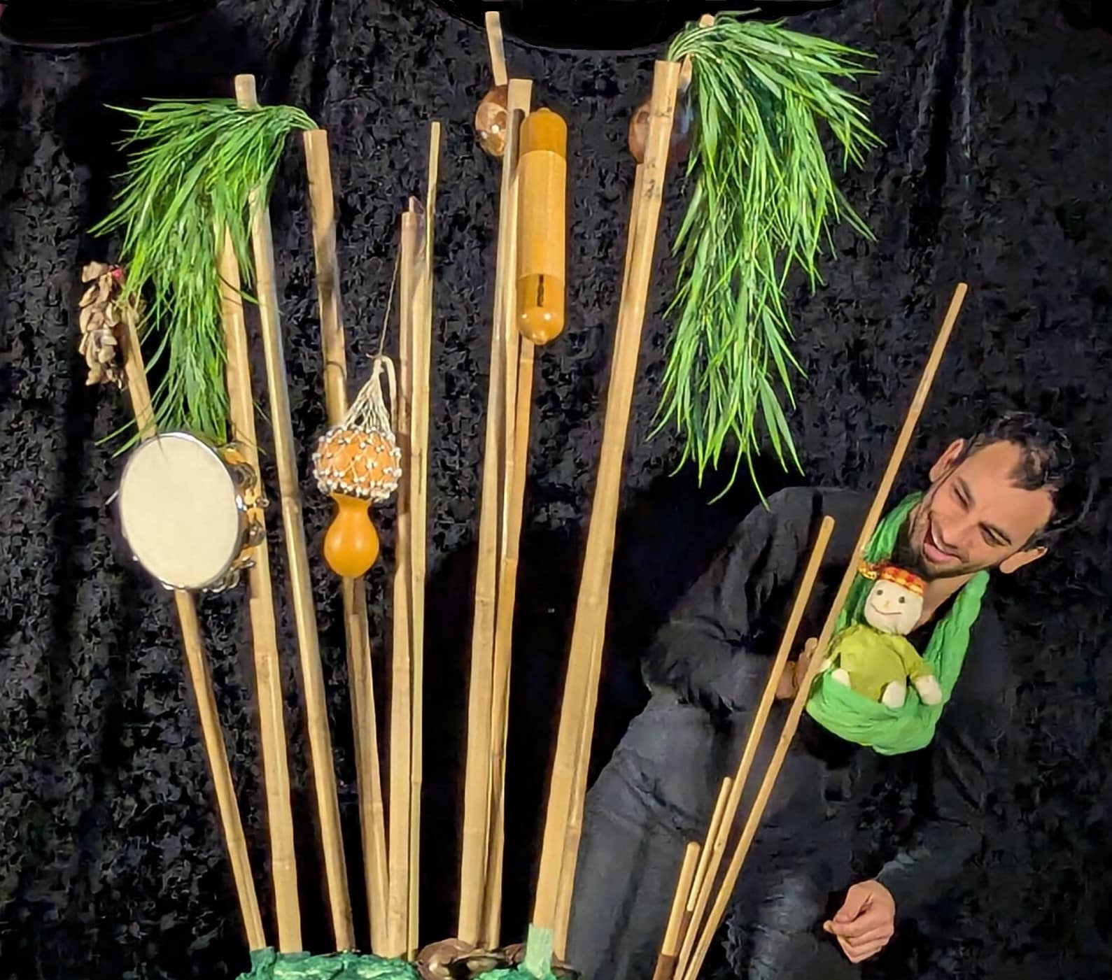 Charlotte découvre les arbres à percussions La pédagogie - ateliers pédagogique