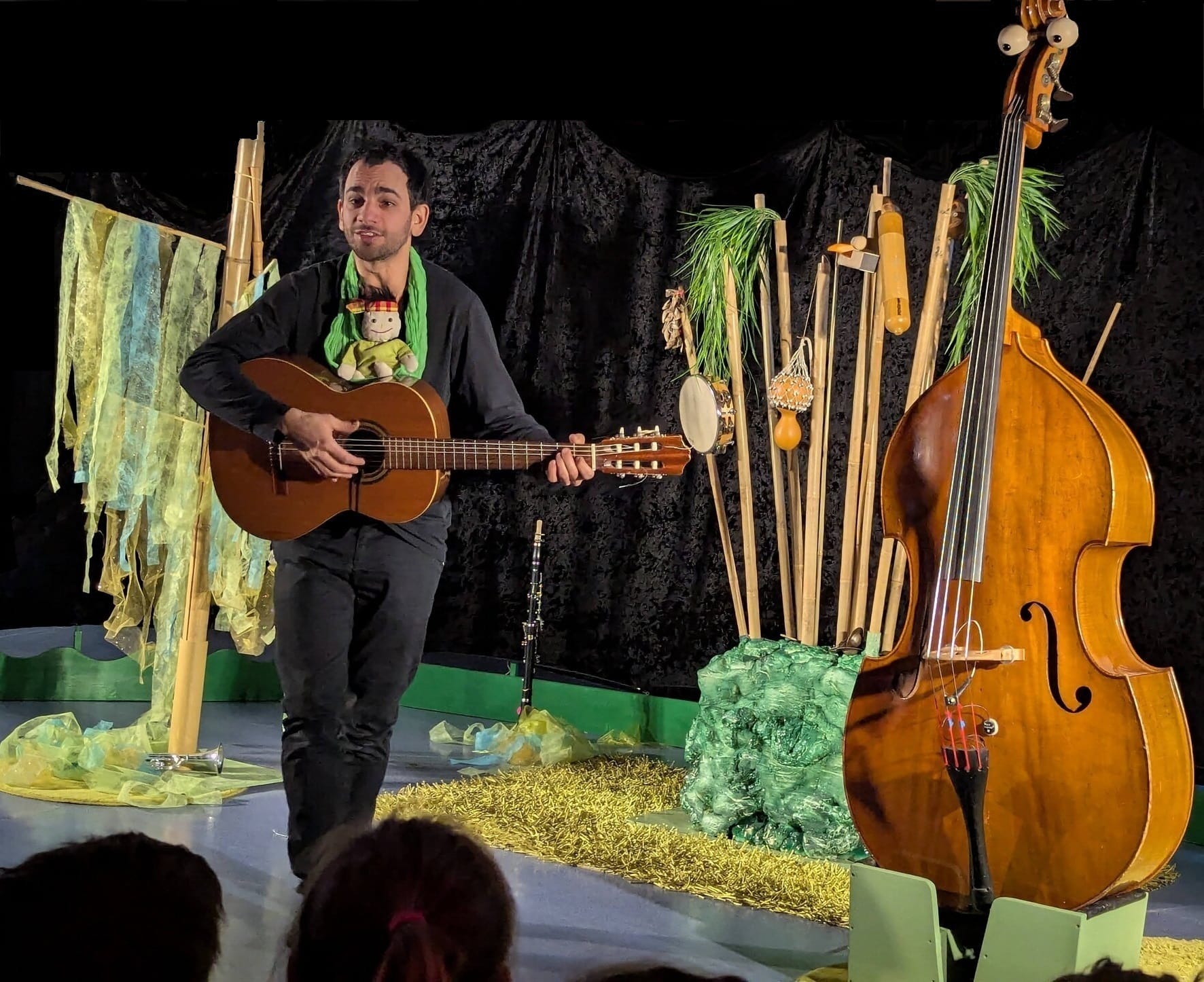 Le narrateur joue de la guitare La pédagogie - les enfants expérimentent chantent, jouent, interviennent