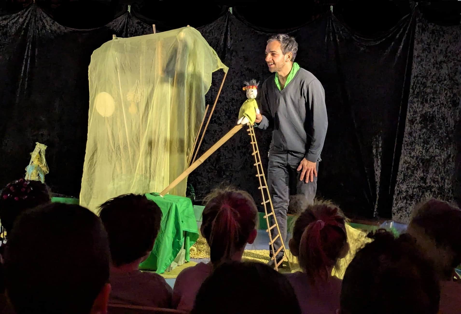 Charlotte sur le toboggan Le spectacle - scène introductive