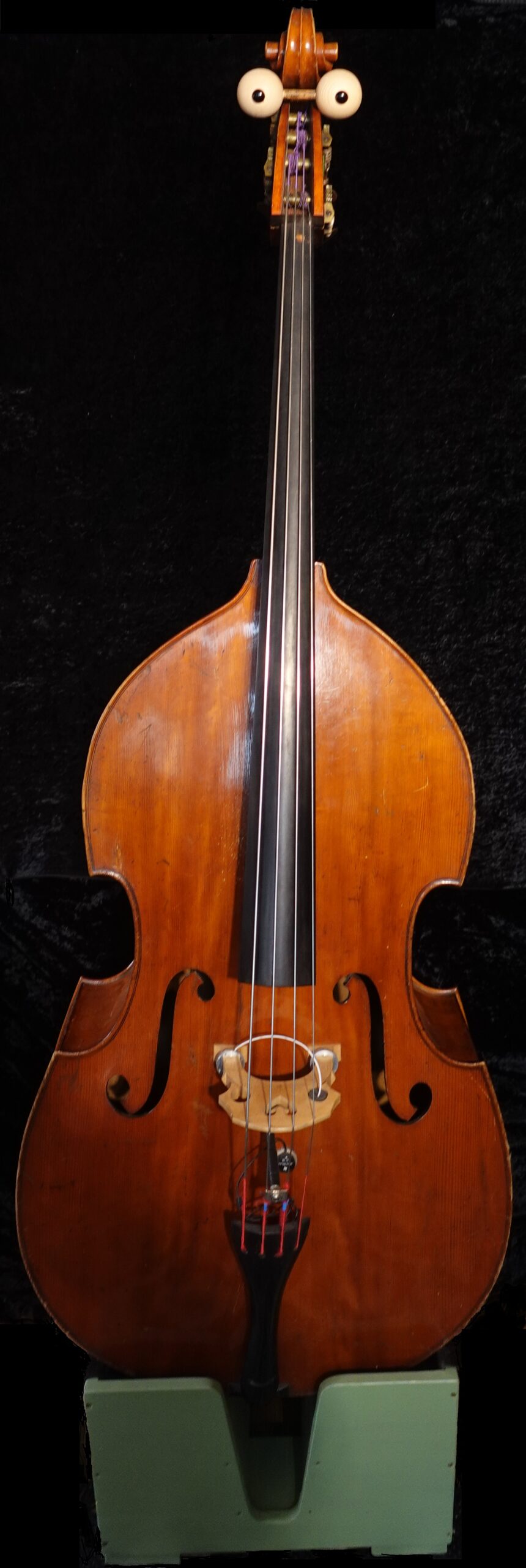 Maman contrebasse sur son socle Le spectacle - contrebasse sur socle