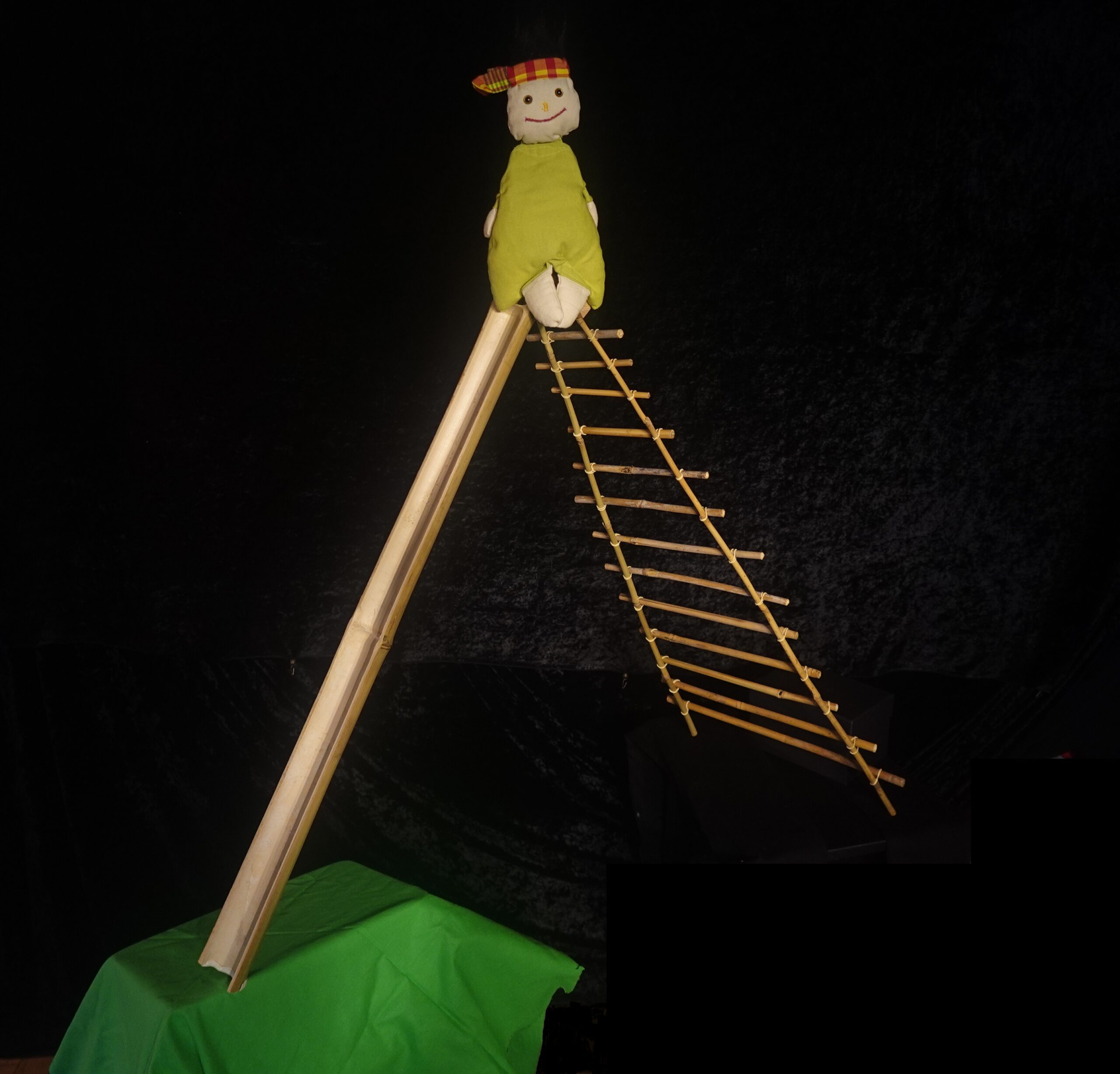 Charlotte la marionnette sur le toboggan La pédagogie - le jeu